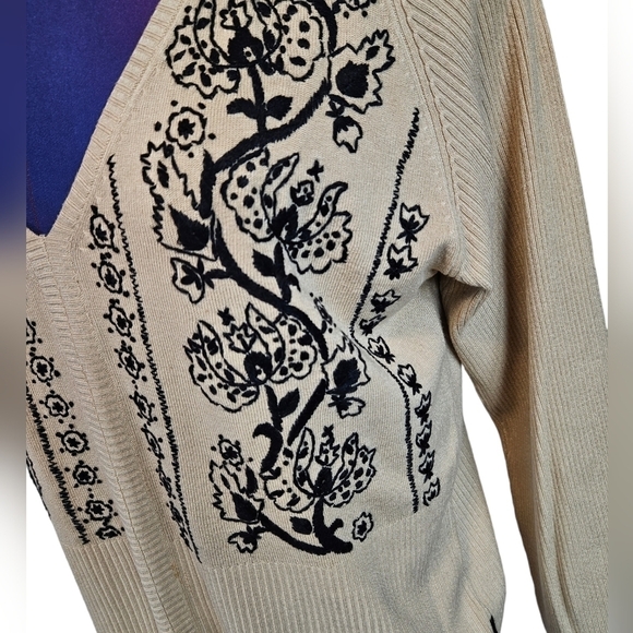 BCBGMaxazaria Beige Silk Blend V-Neck Sweater Black Floral Embroidery Medium - Picture 3 of 9